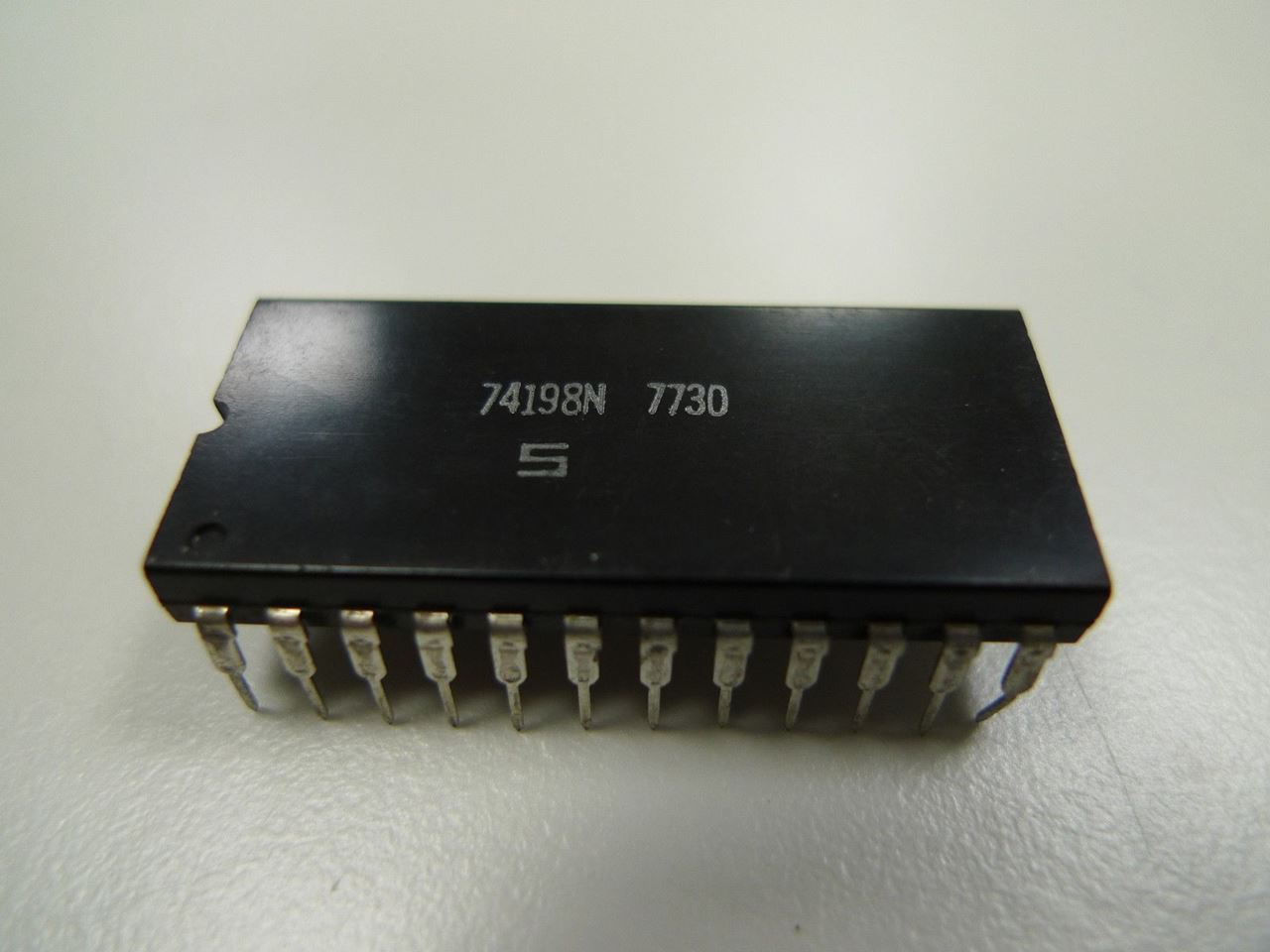 74198: 24P 8 Bit Bi-Directional Shift Register
